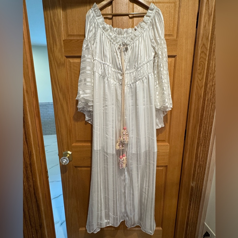 VENUS Elegant Off-Shoulder White Maxi Dress - Picture 12 of 16